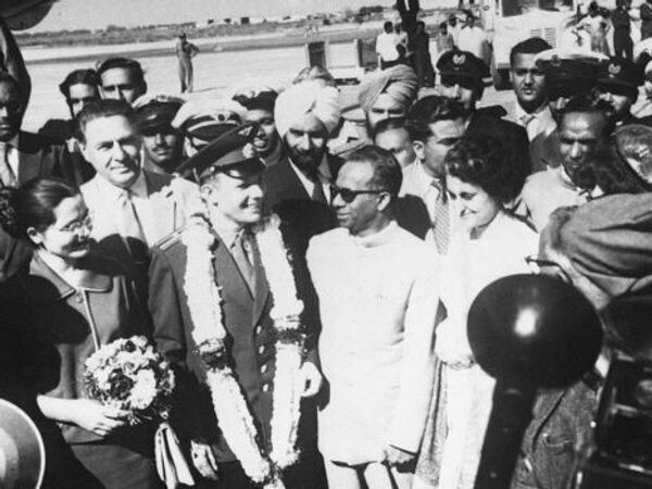 Юрий Алексеевич Гагарин с супругой, Хумают Кабир и Индира Ганди
