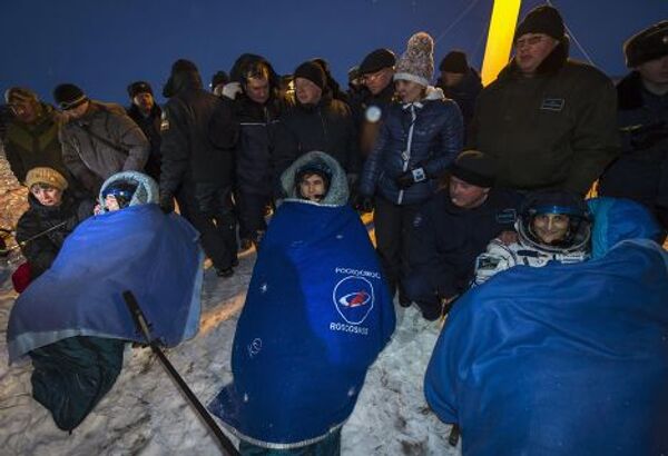 Космонавты после приземления капсулы «Союз ТМА-05М» в Казахстане
