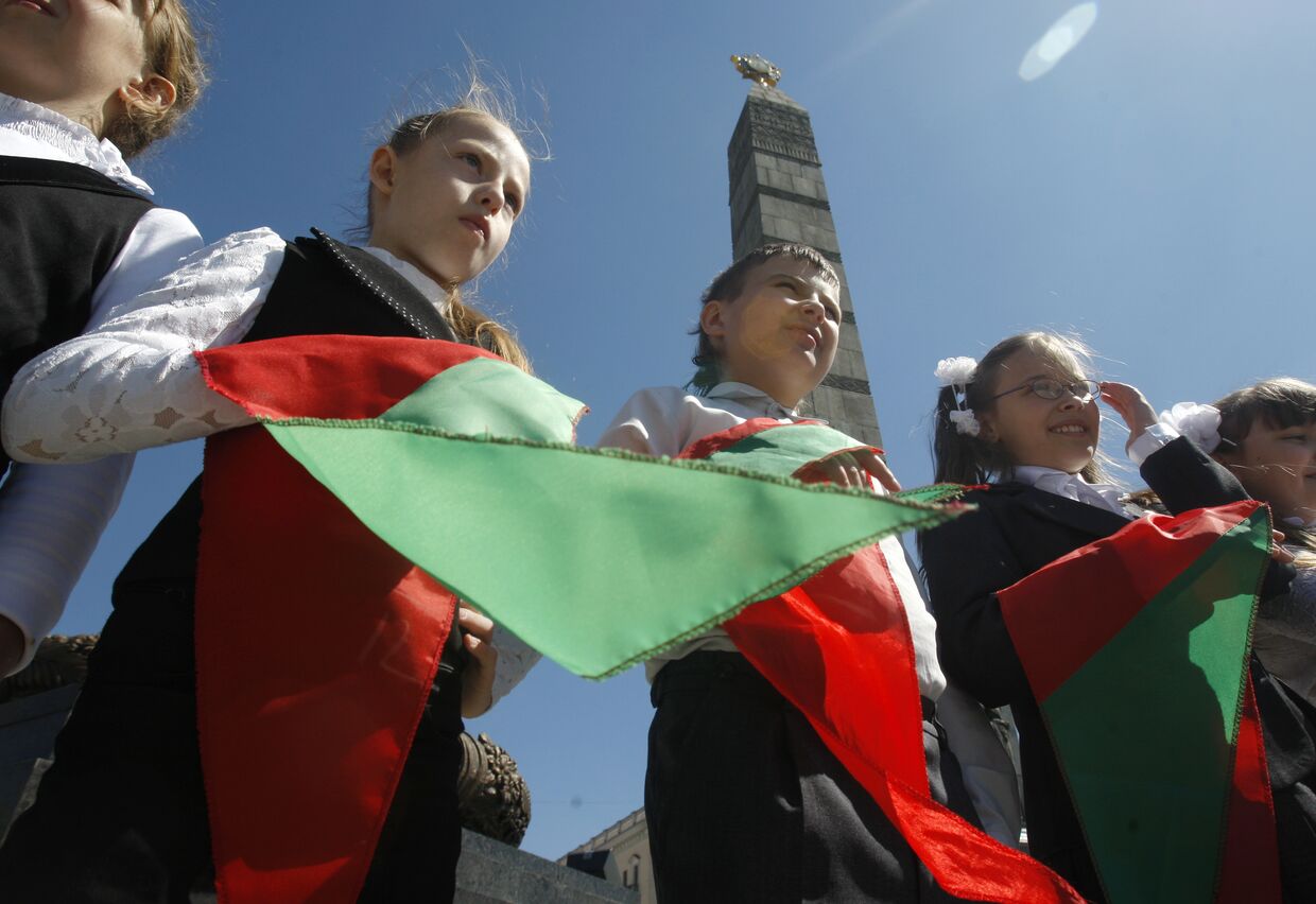 Белорусские школьники на площади Победы в Минске