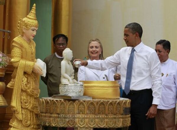 Президент США Барак Обама и государственный секретарь США Хиллари Клинтон во время визита в Мьянму