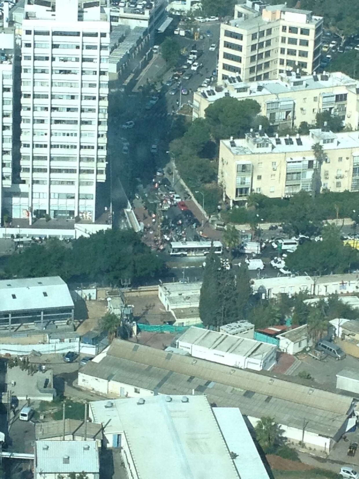 Дым после взрыва автобуса в Тель-Авиве
