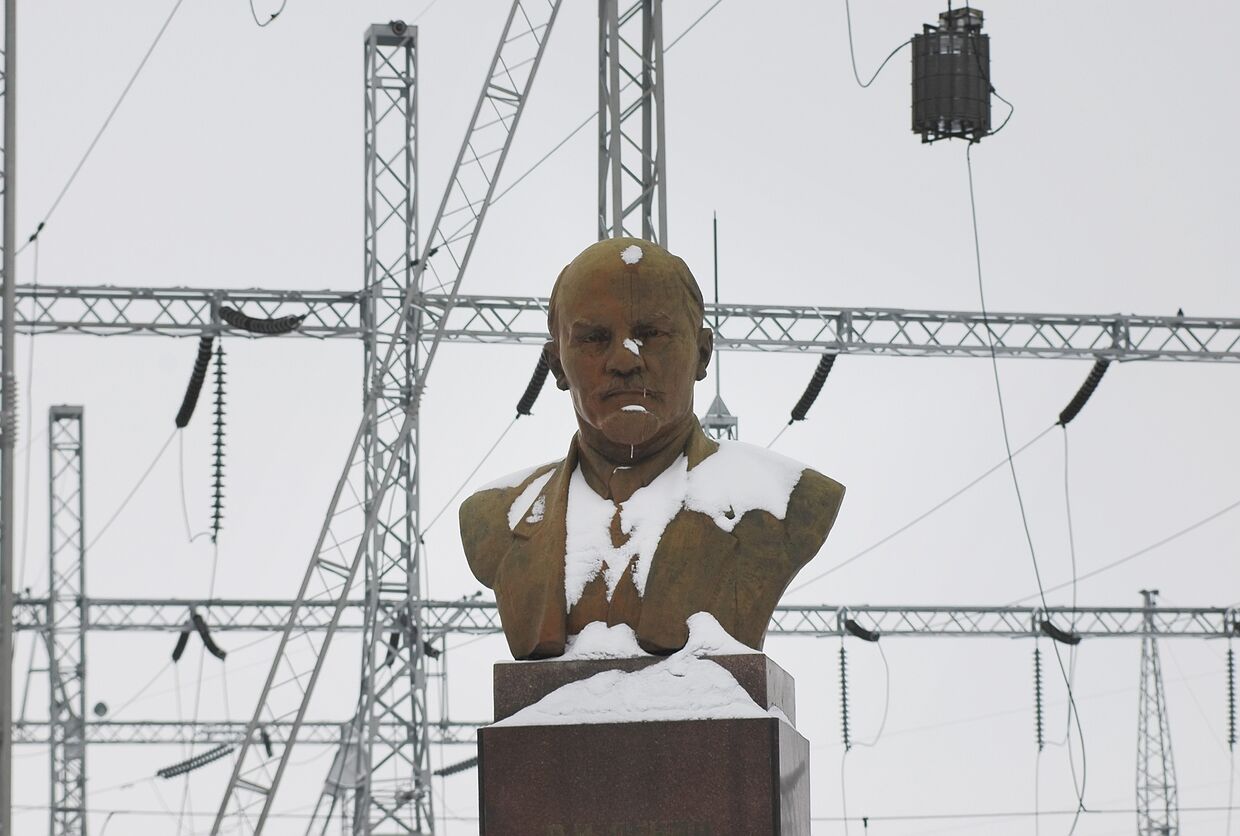 Памятник В. И. Ленину на территории Нижегородской гидроэлектростанции