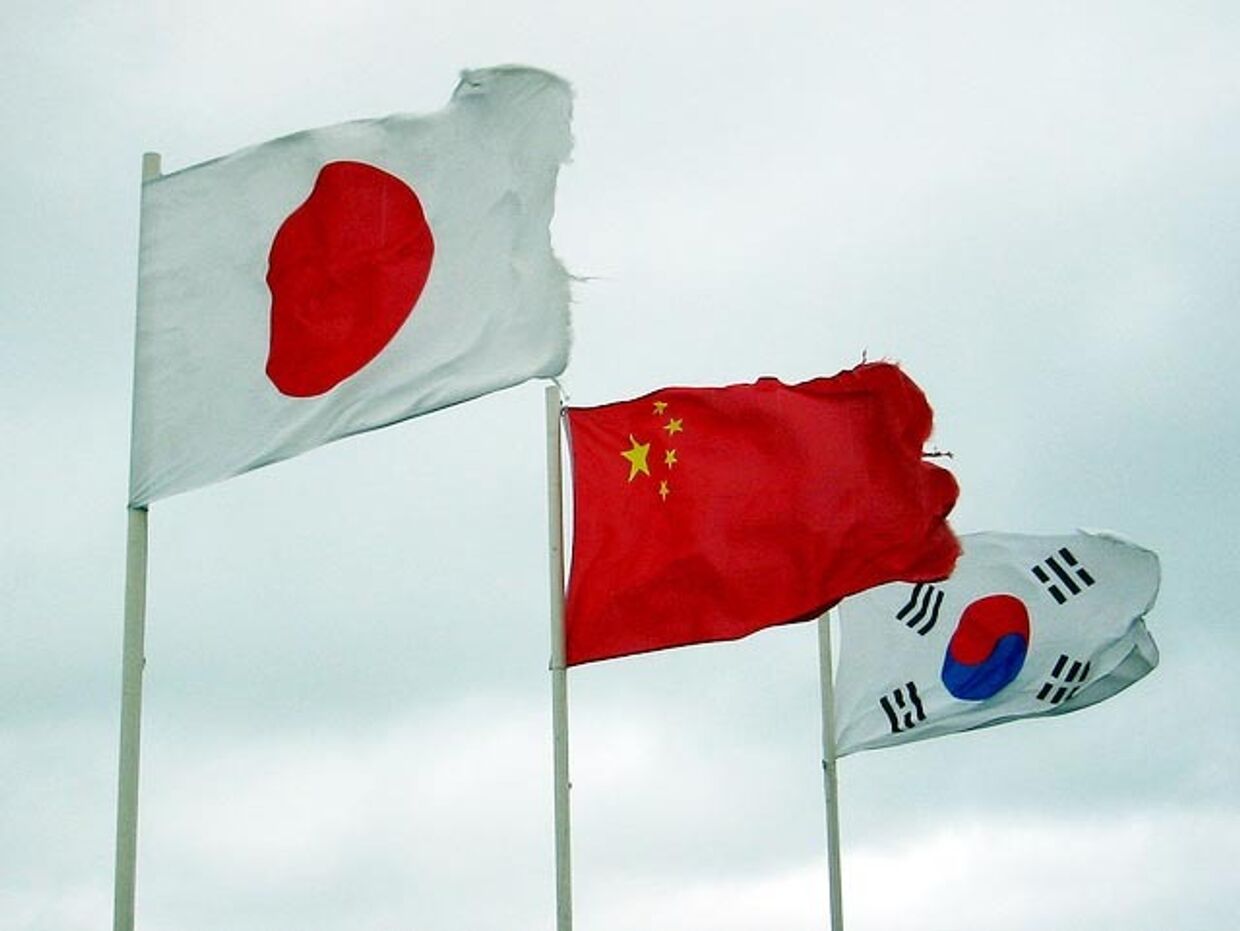 Флаги Японии, Китая и Южной Кореи 