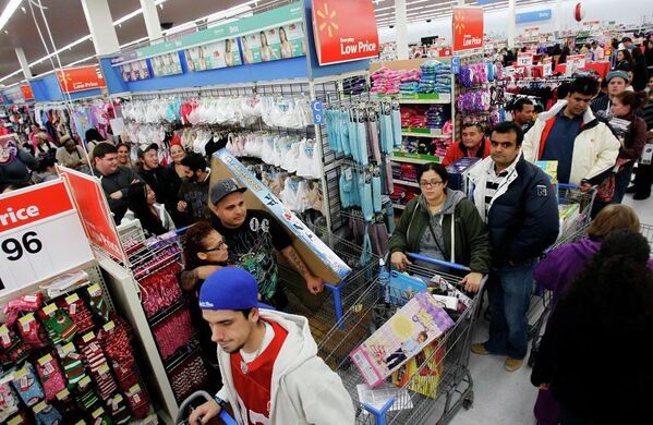 Покупатели магазина Wal-Mart закупаются на День благодарения в Нью-Гэмпшире