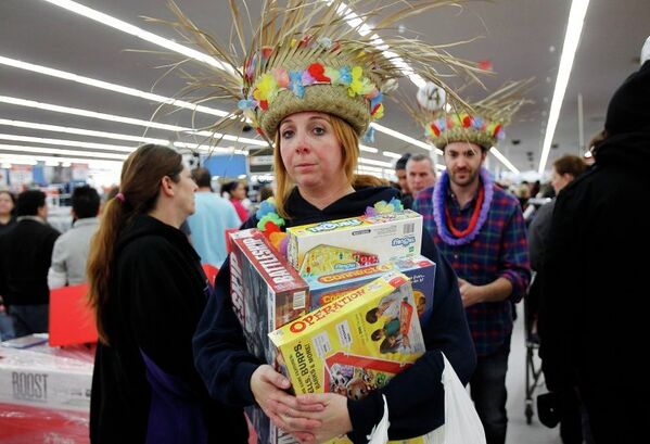 Покупатели магазина Wal-Mart закупаются на День благодарения в Нью-Гэмпшире