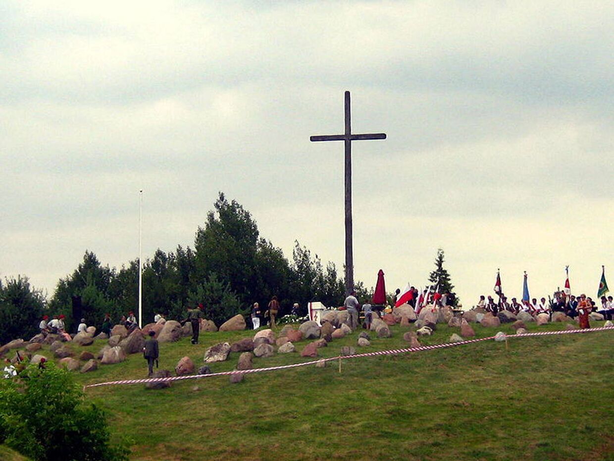 Крест в Гибах в память убитых в августовской облаве, Польша
