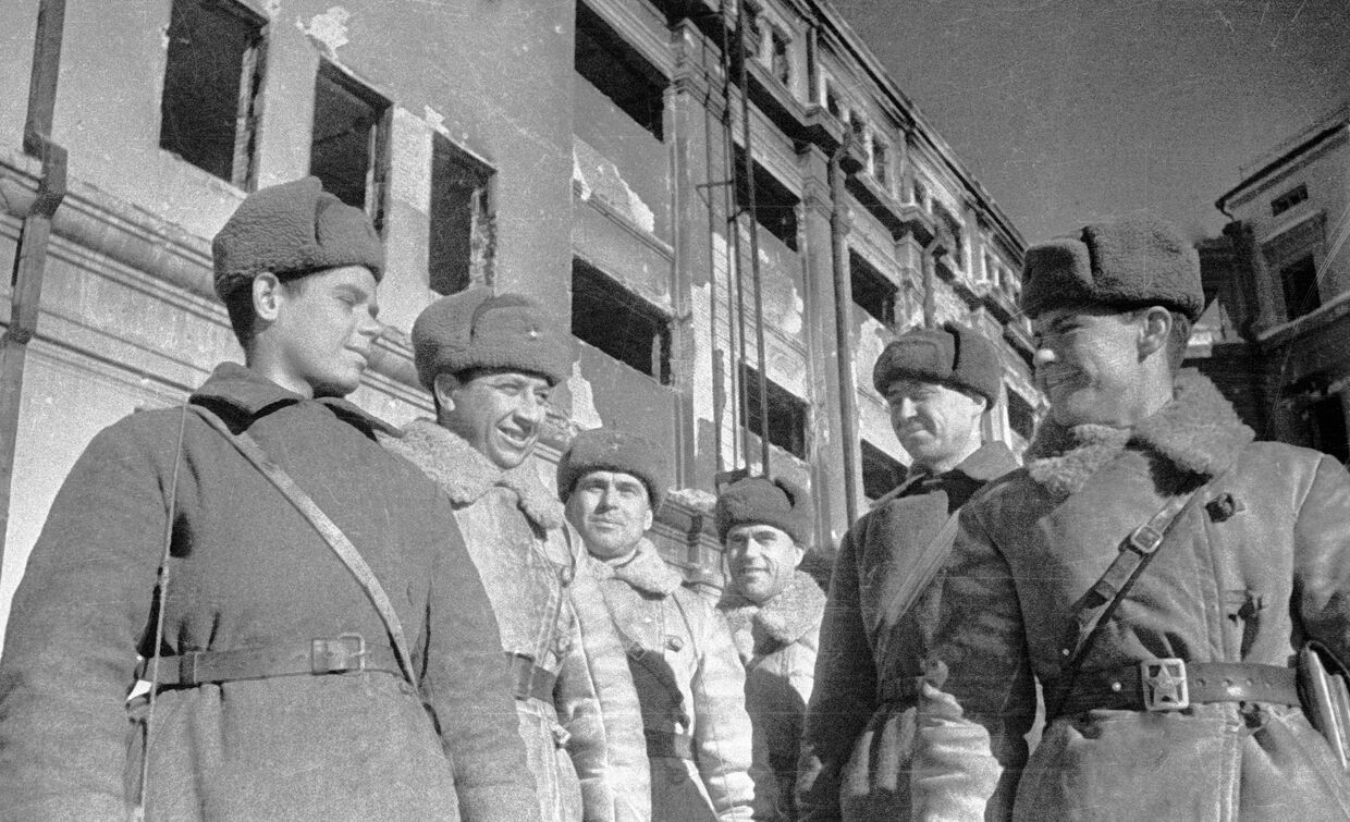 Советские солдаты и офицеры, захватившие штаб Паулюса. Сталинградская битва.