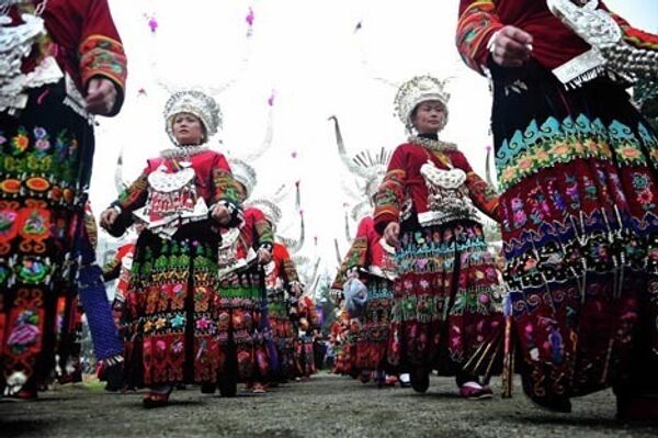 Женщины народности мяо в провинции Гуйчжоу во время репетиции празднования Нового года, Китай