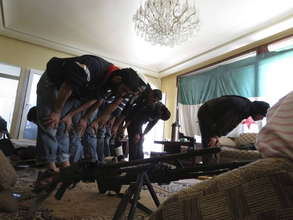 Солдаты Свободной сирийской армии во время молитвы