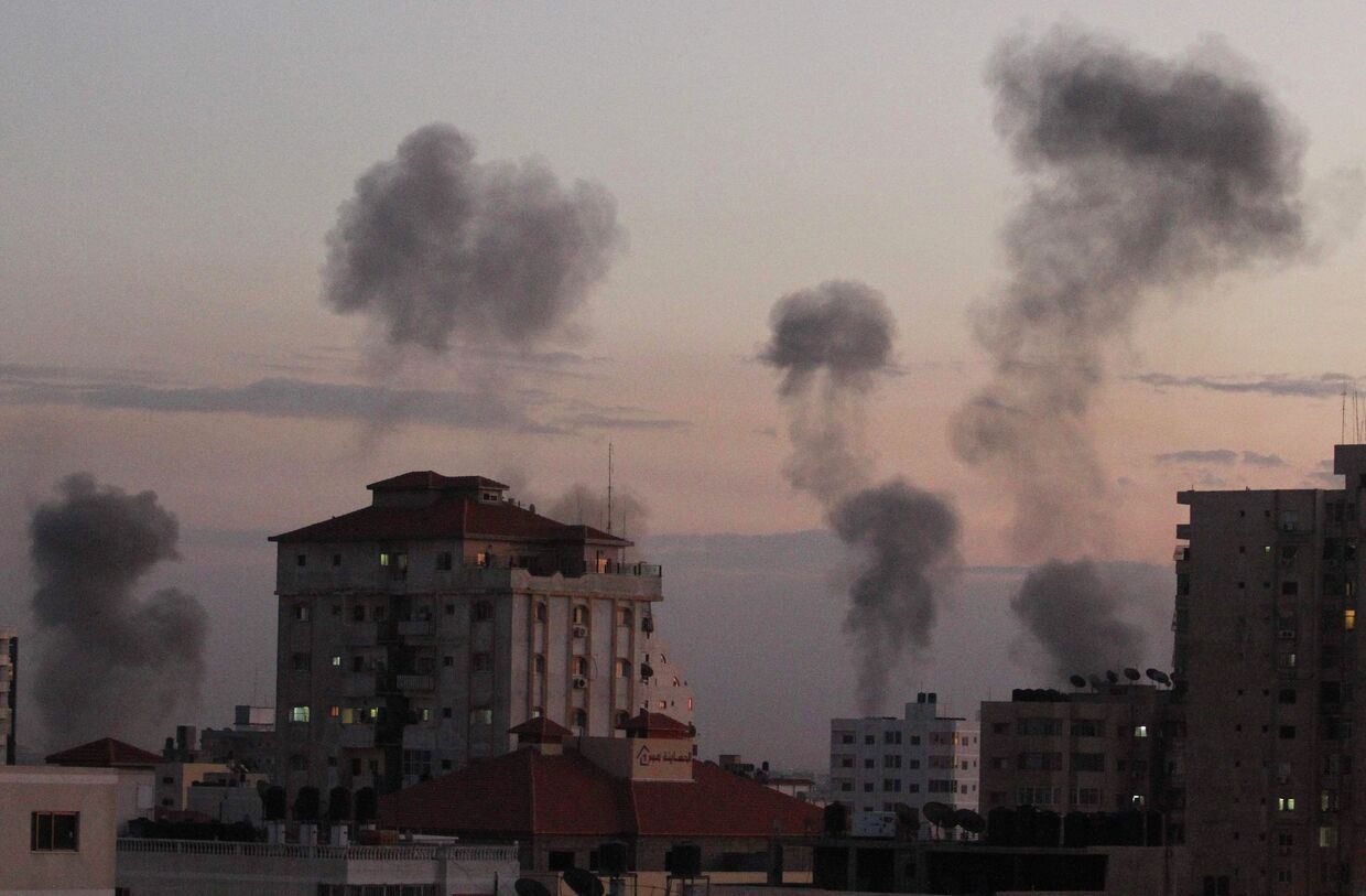 Дым после авиаудара, нанесенного Израилем по Сектору Газа