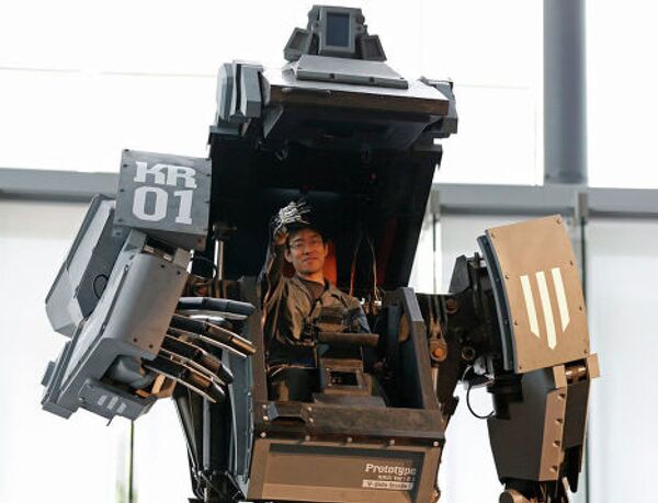 Эксперт показывает, как обращаться с боевым роботом «Kuratas»