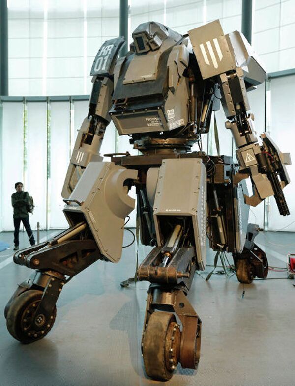 Боевой робот «Kuratas» на выставке в Токио, Япония