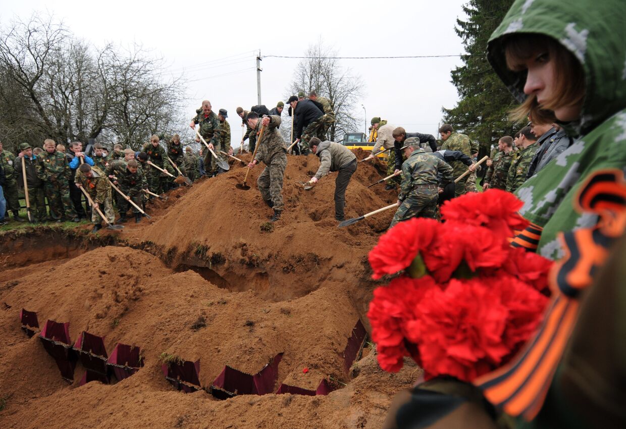 Массовые перезахоронения красноармейцев на воинском мемориале в Новгородской области