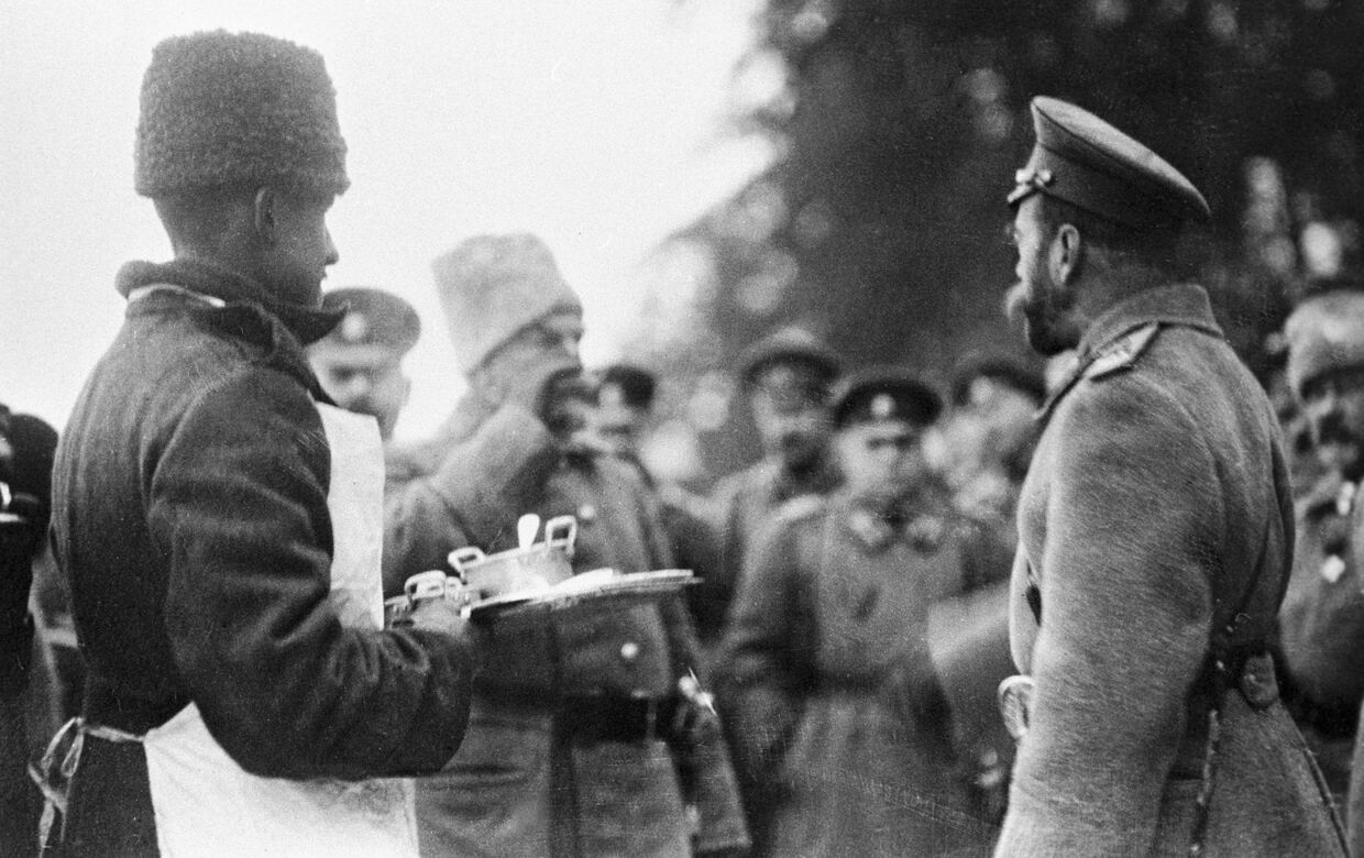 Николай II пробует солдатский обед