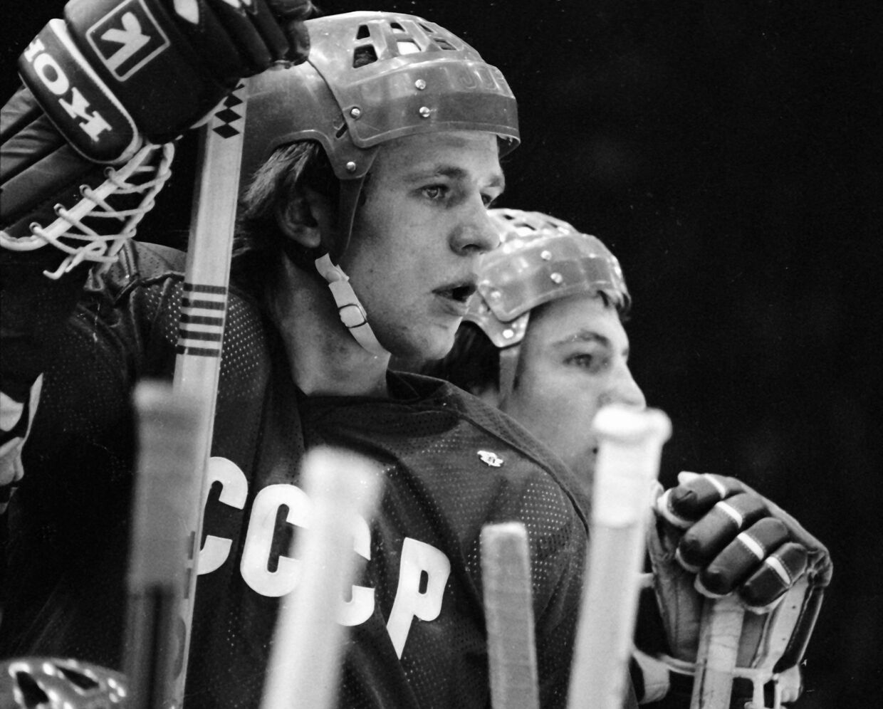 Защитник советской сборной команды по хоккею с шайбой Вячеслав Фетисов (слева).