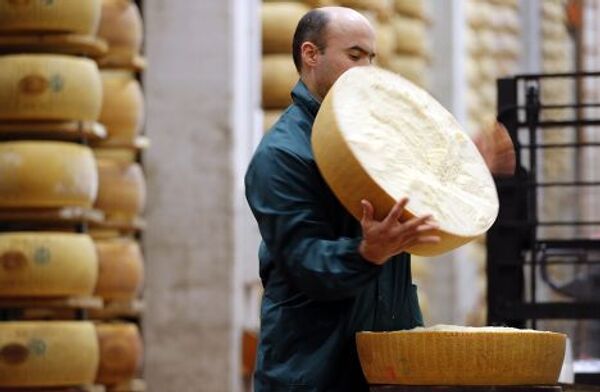 Склад сыра «Пармезан» Credito Emiliano bank в Италии