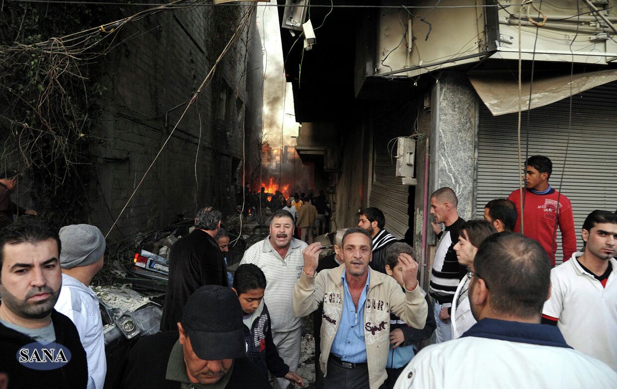 Жители Дамаска на месте взрыва в районе Джарамана