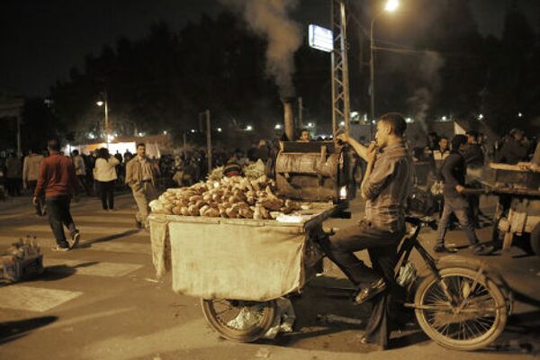 Продавец жареного батата на площади перед президентским дворцом в Каире