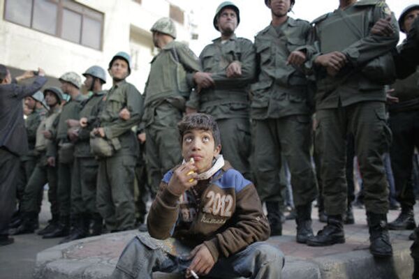 Мальчик у оцепления из солдат президентской гвардии в Каире, Египет