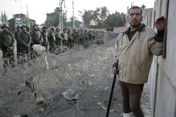 Сторонник оппозиции у стены в Каире, Египет