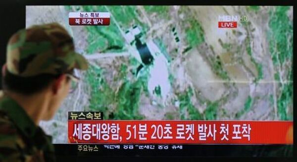 Военный КНДР наблюдает за запуском ракеты-носителя «Ынха-3»