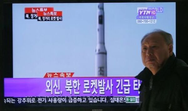Житель Сеула наблюдает за запуском ракеты-носителя «Ынха-3»
