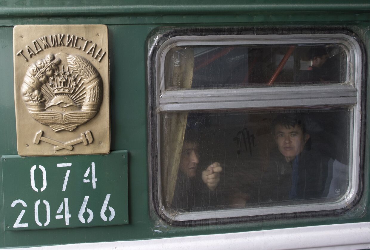 Прибытие поездов из Средней Азии в Москву