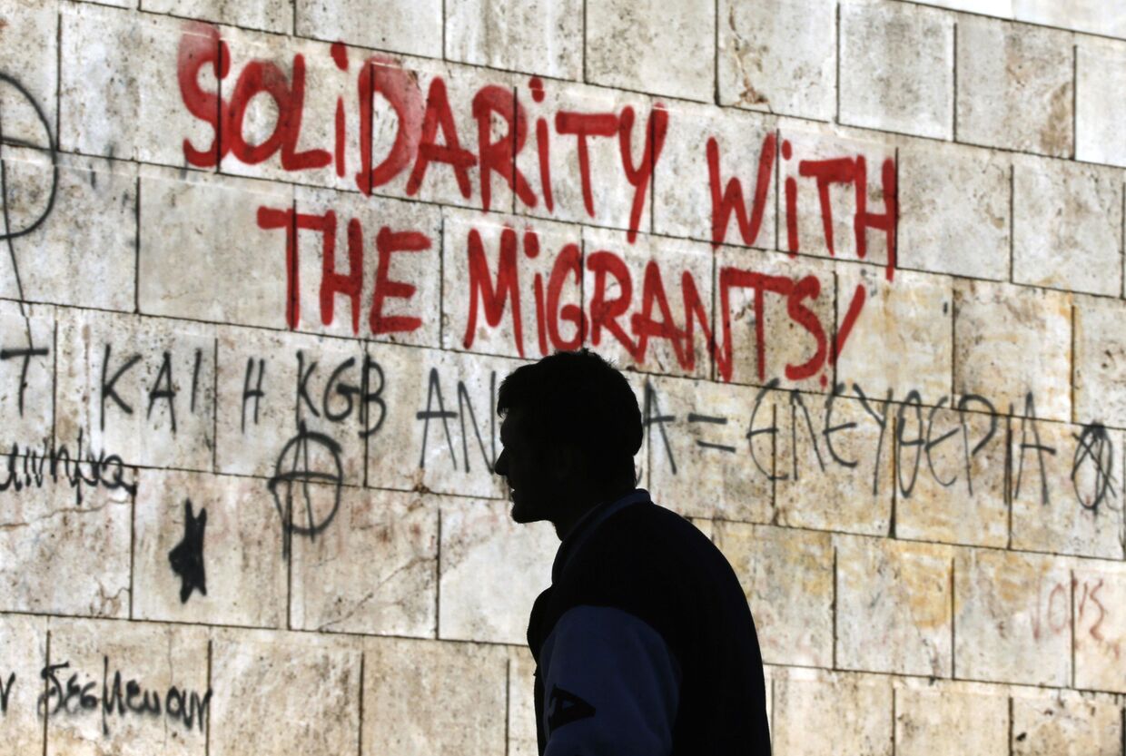Граффити в центре Афин (Греция): Солидарность с мигрантами