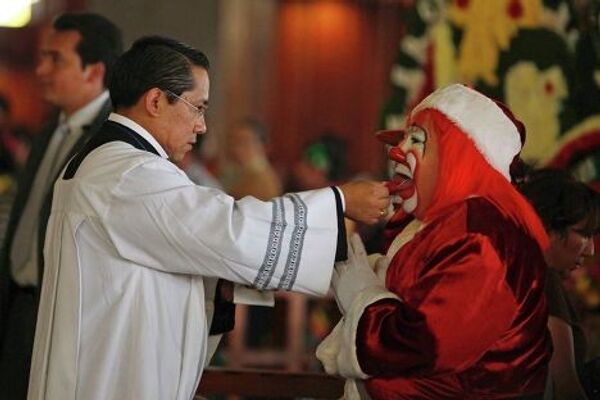 Традиционное паломничество клоунов в Мехико