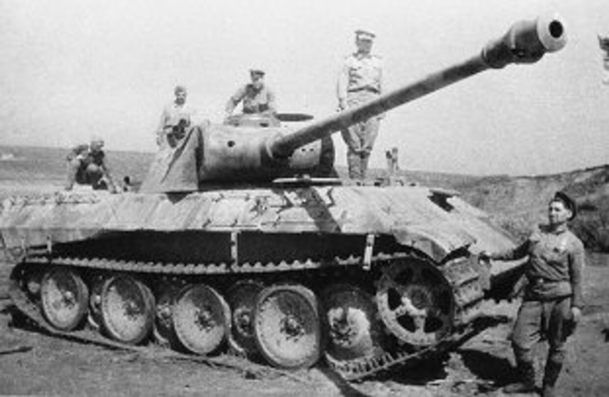 Советские воины рассматривают немецкий танк Пантера, подбитый на Курской дуге