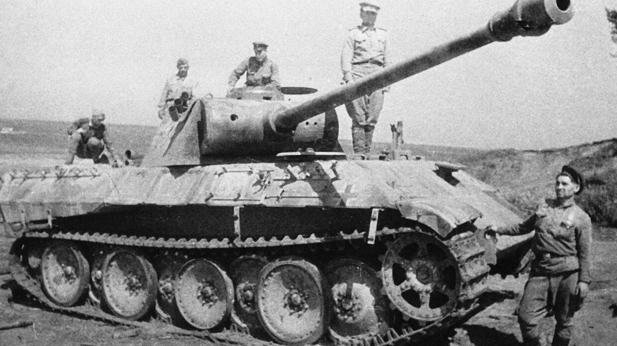 Советские воины рассматривают немецкий танк