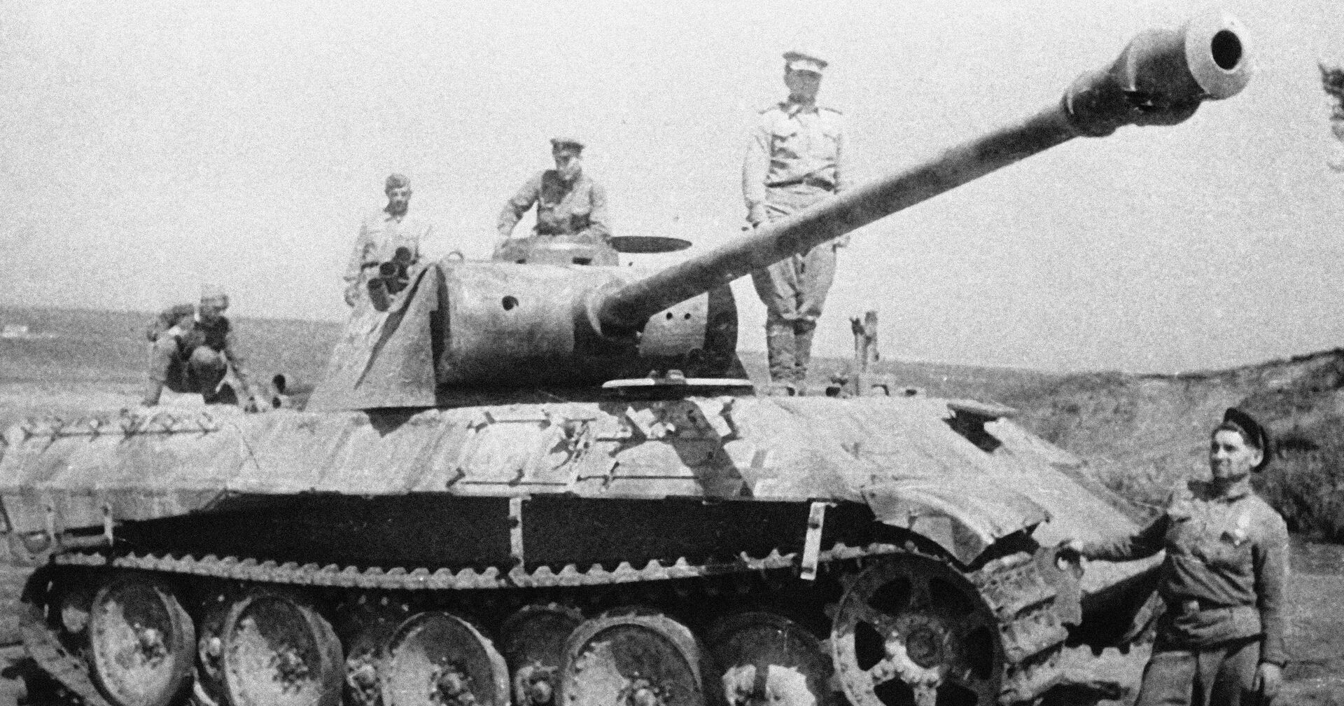 Советские воины рассматривают немецкий танк Пантера, подбитый на Курской дуге - ИноСМИ, 1920, 09.12.2021