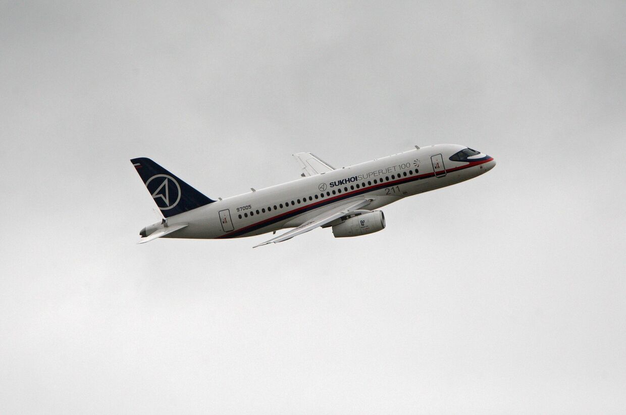 В.Путин на авиасалоне наблюдал за полетами российских самолетов Бе-200 и Сухой Суперджет