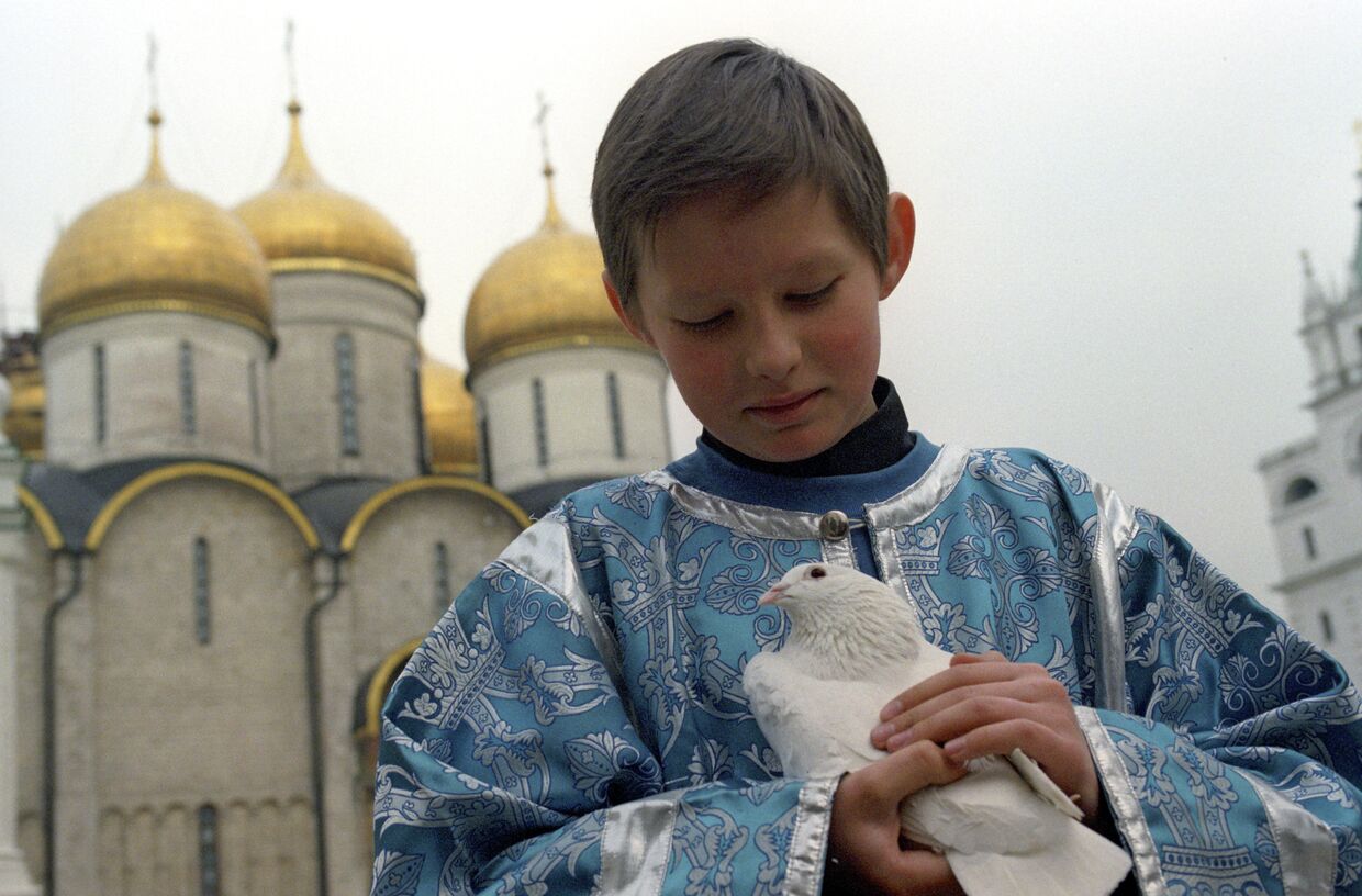 Мальчик с голубем на празднике Благовещения Пресвятой Богородицы