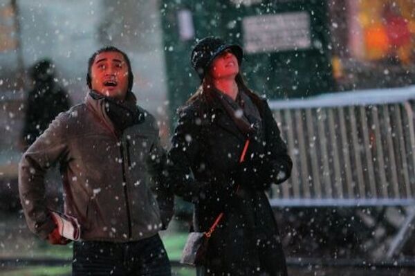 Жители Нью-Йорка укрываются от снега