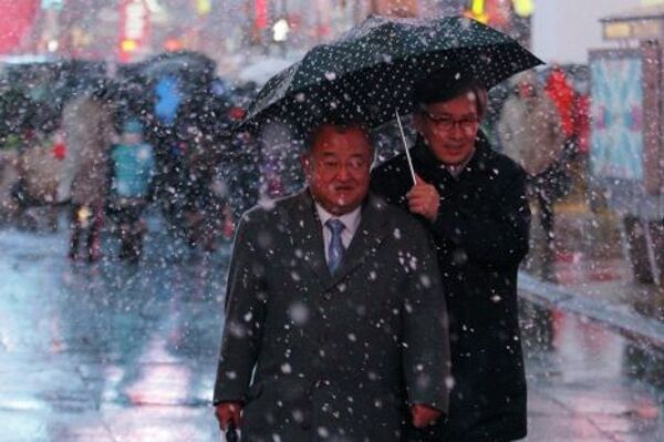 Жители Нью-Йорка укрываются от снега