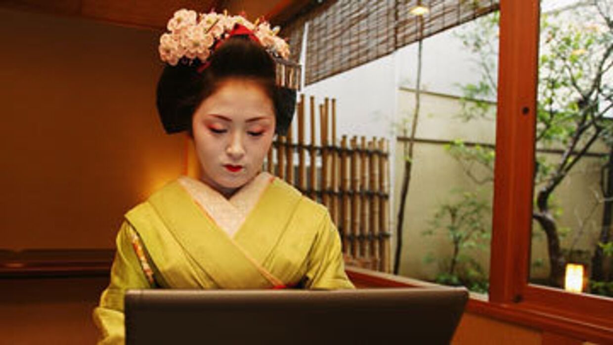 Японка за компьютером
