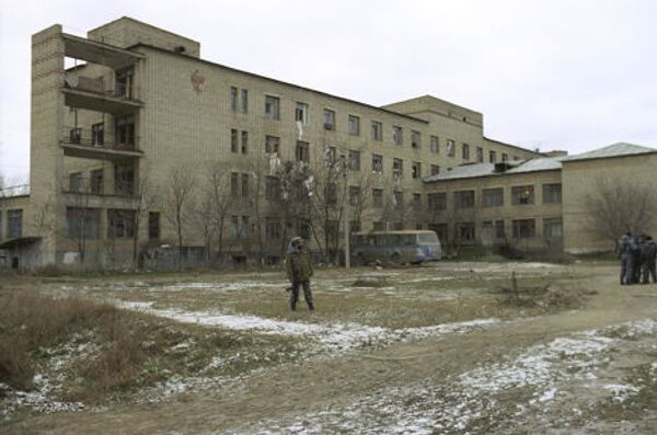 Больница в Кизляре после ухода боевиков С. Радуева 
