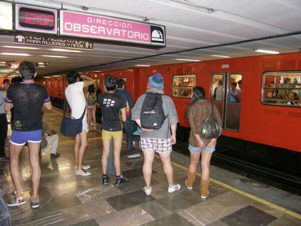 Флeшмоб «В метро без штанов - 2013» в Мехико