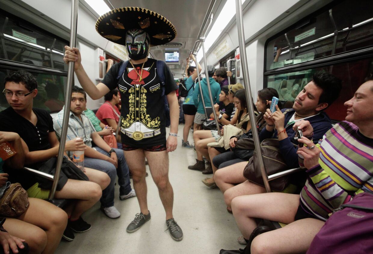 Участники акции «В метро без штанов - 2013» в Мехико