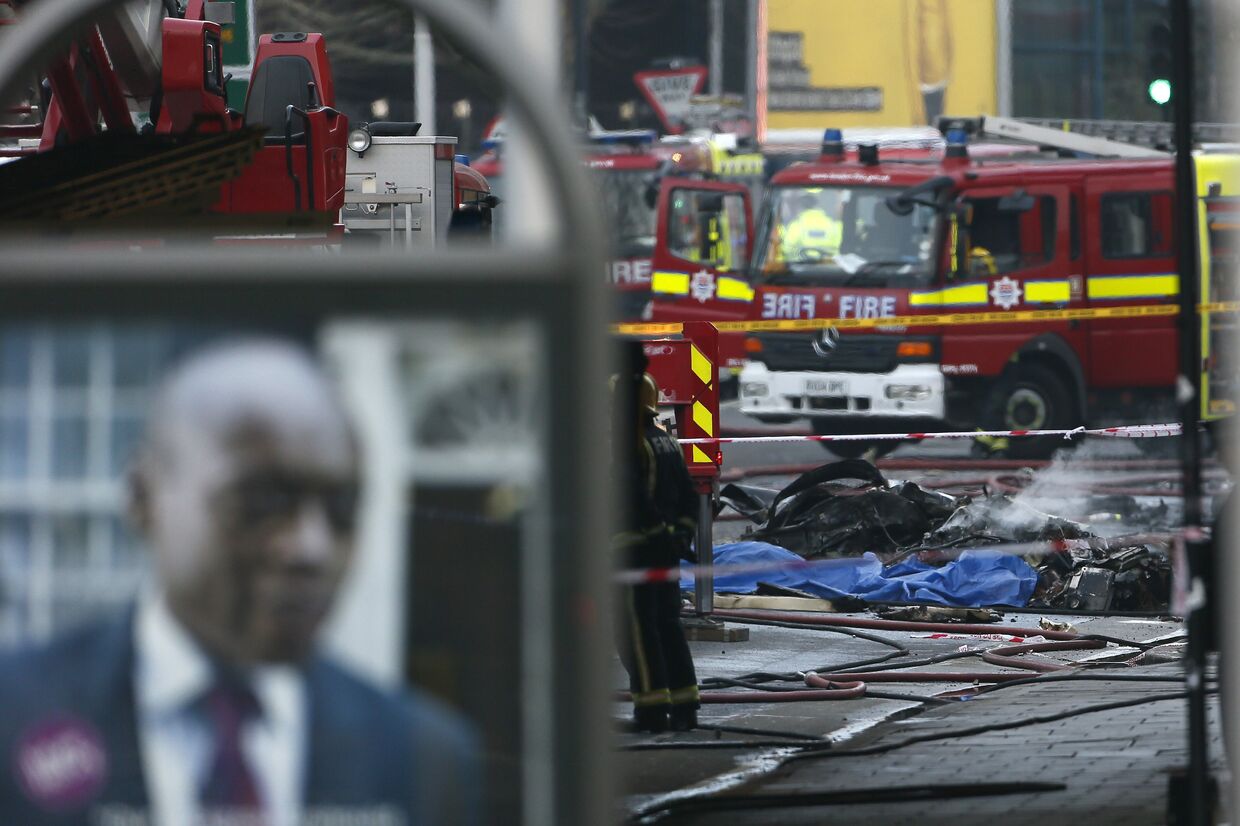 Обломки вертолета, упавшего в Лондоне