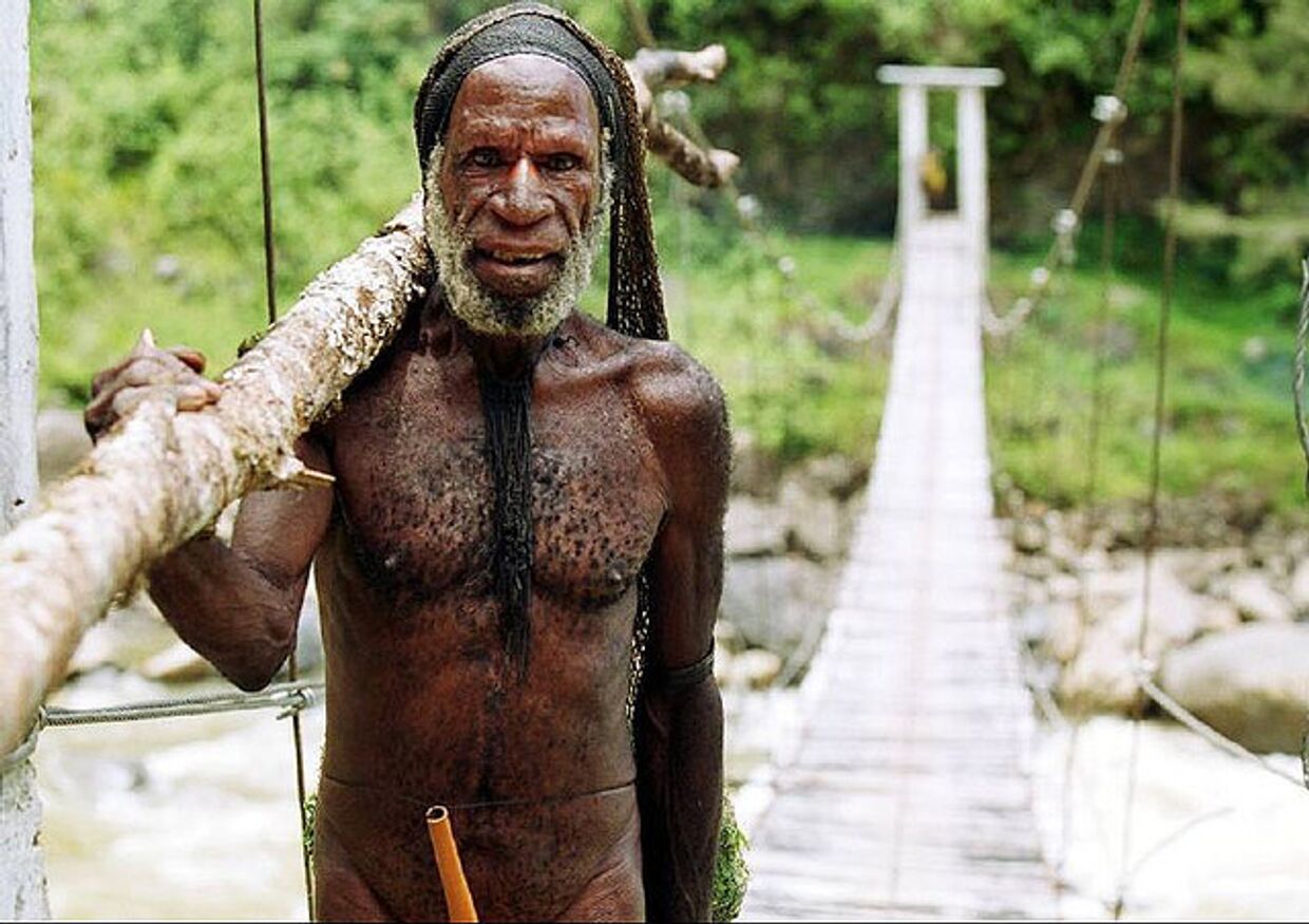 Мужчина из племени Дани в Индонезии