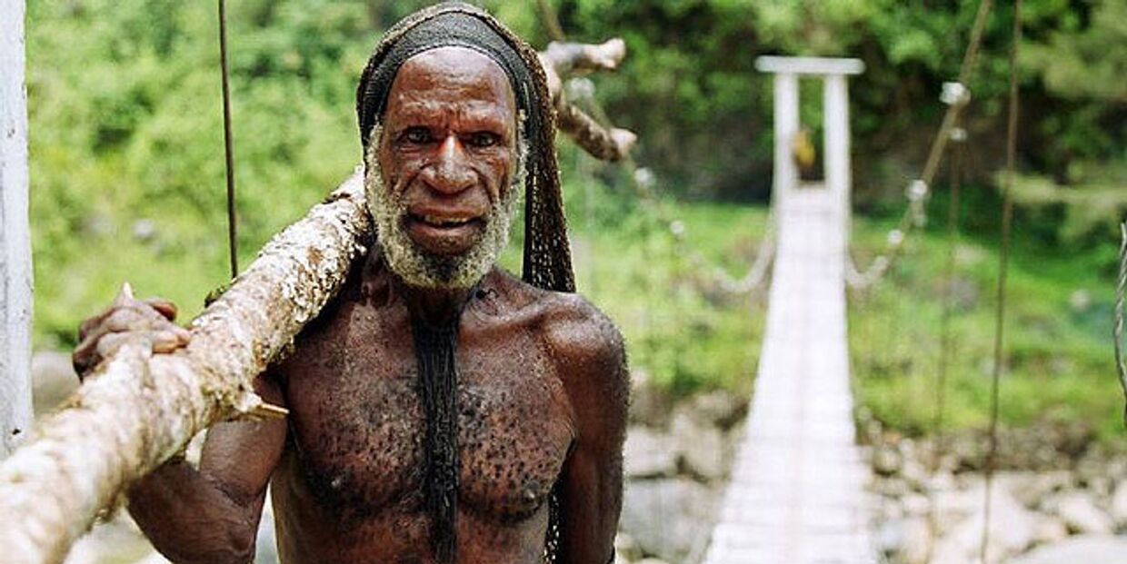 Мужчина из племени Дани в Индонезии