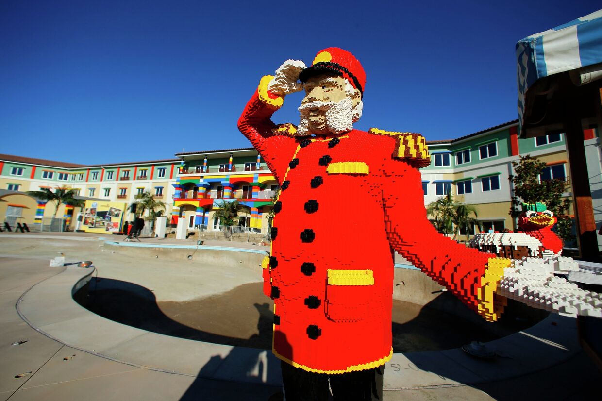 Фигура из Lego на территории отеля Lego в Карлсбаде, штат Калифорния