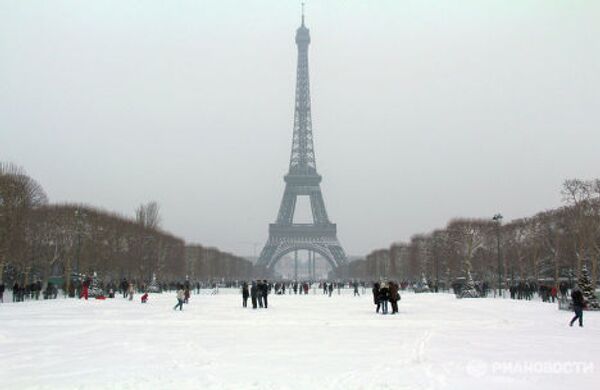 Эйфелева башня над покрытыми снегом улицами Парижа