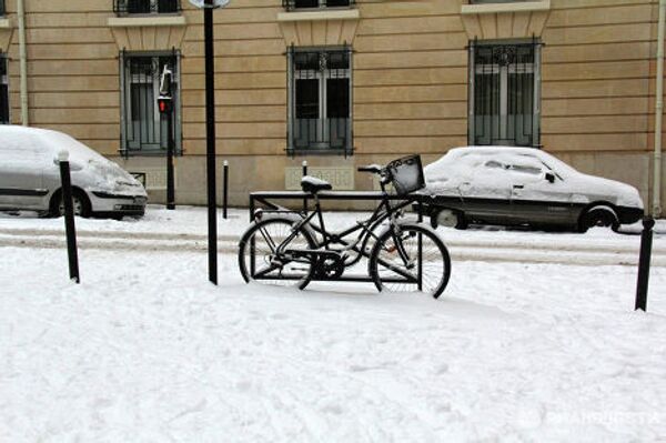 Велосипед на улице зимнего Парижа