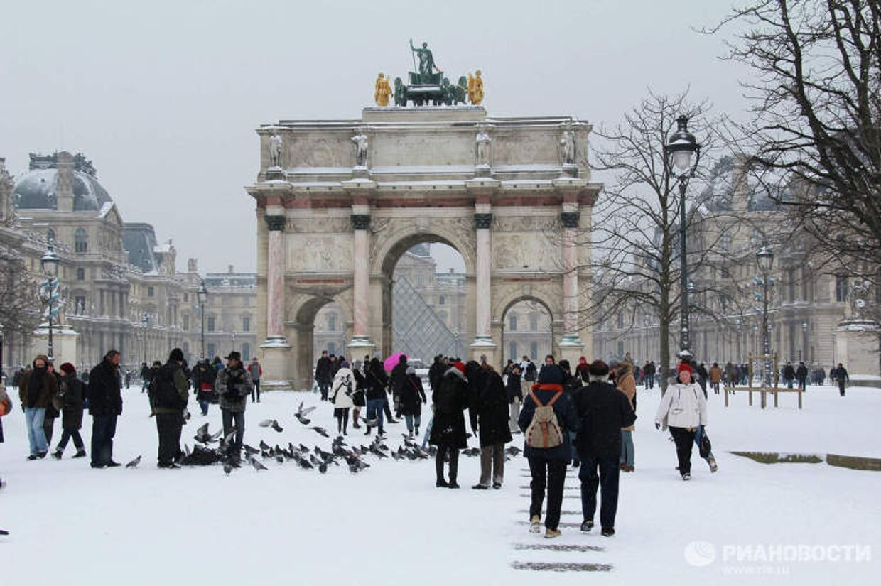 Карусельная арка перед Лувром