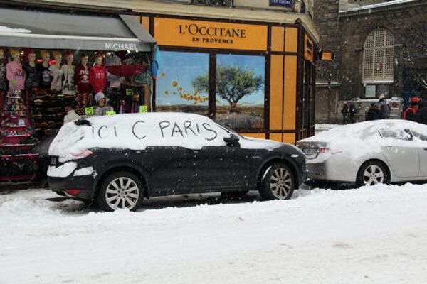 Лозунг болельщиков футбольного ПСЖ на машине в Париже