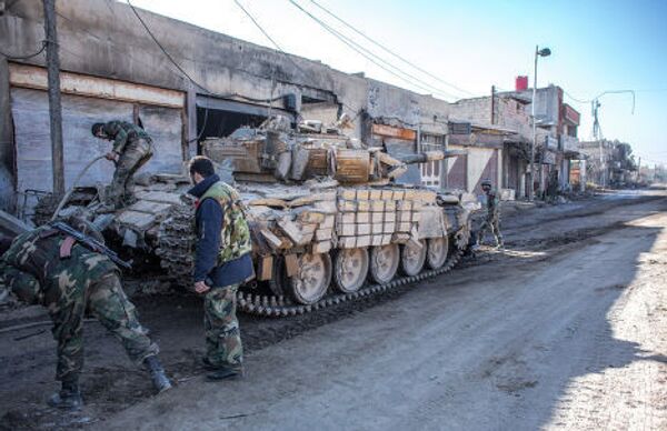 Военнослужащие сирийской армии ремонтируют танк