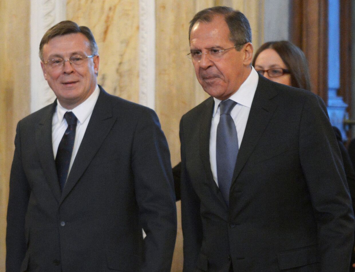 Министр иностранных дел России Сергей Лавров (справа) и министр иностранных дел Украины Леонид Кожара 